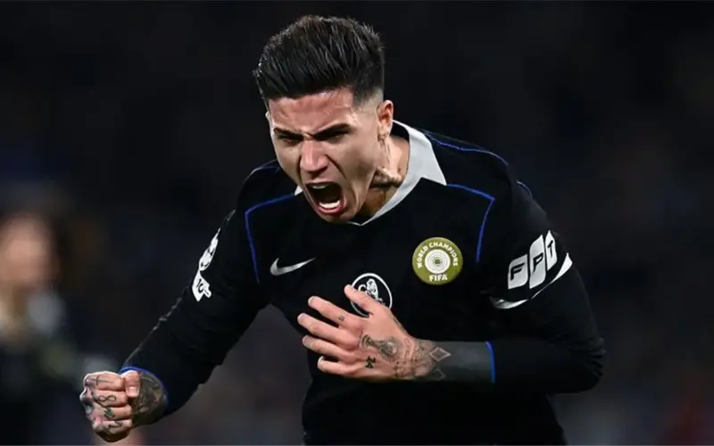 تشيلسي يحدد موقف إنزو فرنانديز من المشاركة أمام مانشستر يونايتد